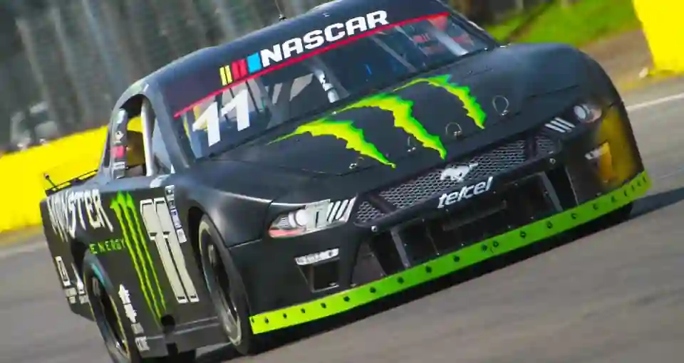Coche NASCAR Mexico con el número 11